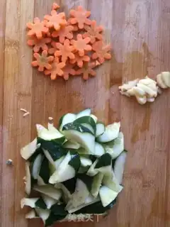 Make cucumber fried eggs step 1