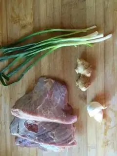 Make The cold-breeding hand tore the beef step 0