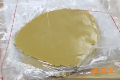 Make Christmas gingerbread house step 3