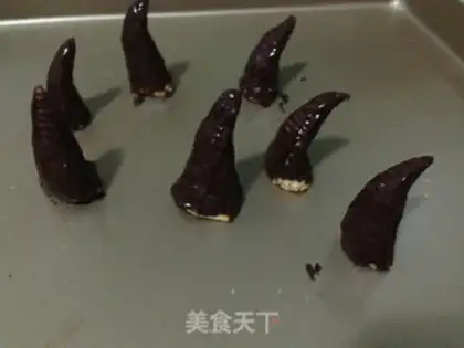 Make Witch hat cake step 2