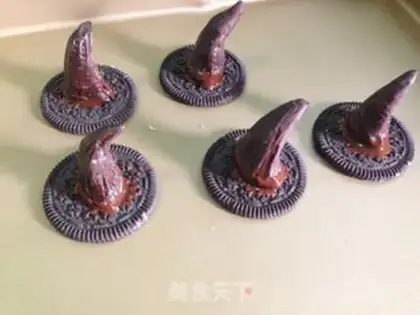 Make Witch hat cake step 3