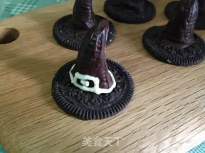 Make Witch hat cake step 4