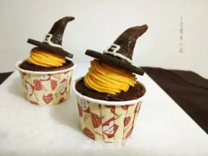 Make Witch hat cake step 11