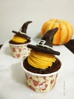 Make Witch hat cake step 12