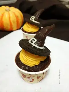 Make Witch hat cake step 13