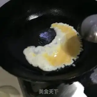 Make Tomato fried eggs step 1