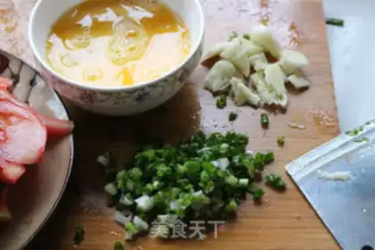 Make Tomato fried goose eggs step 2