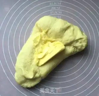 Make The Golden Lion King who squeezes bread step 7