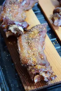 Make A cedar roasted pig hoof step 3