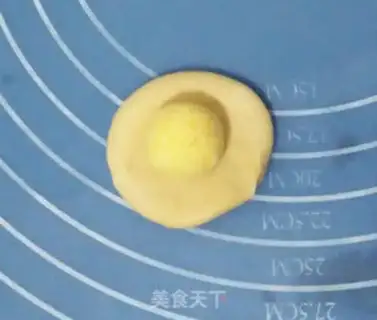 Make Two colors squeezed bear bread step 10