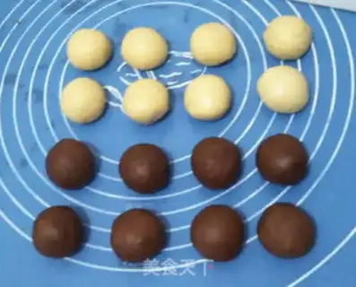 Make Two colors squeezed bear bread step 11