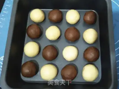 Make Two colors squeezed bear bread step 12