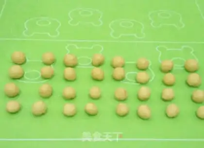 Make Two colors squeezed bear bread step 13