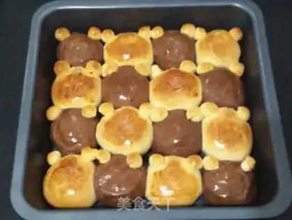 Make Two colors squeezed bear bread step 17