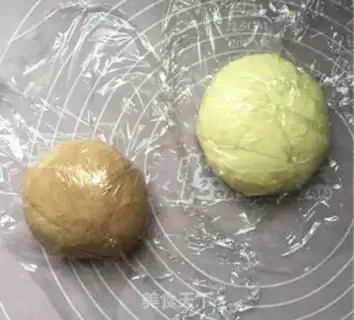 Make Peanuts football bread step 5