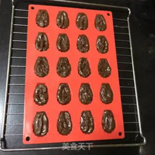 Make Chocolate Madeleine step 5