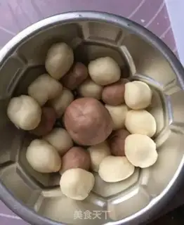 Make Peanuts football bread step 12