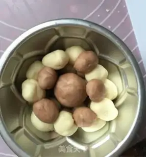 Make Peanuts football bread step 13