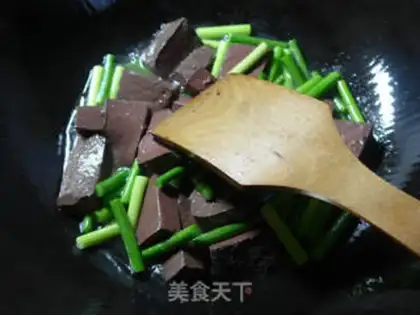 Make Garlic fried goose blood step 4