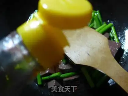 Make Garlic fried goose blood step 5