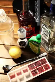 Make Pomegranate tequila cocktail step 0