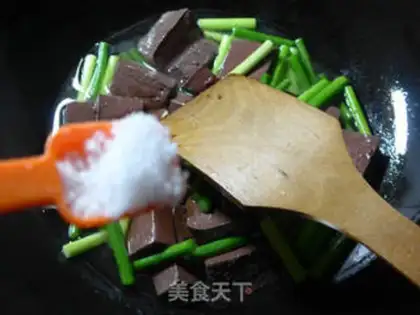 Make Garlic fried goose blood step 6
