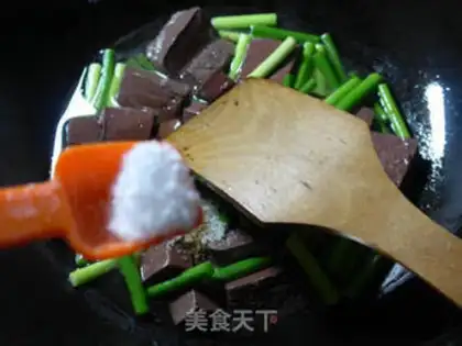 Make Garlic fried goose blood step 7