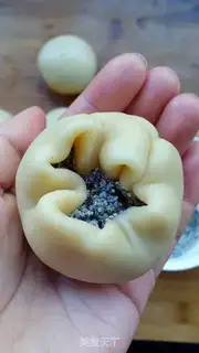 Make Black sesame bee cake step 13