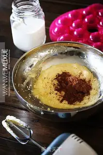 Make Halloween eyeball cake step 2
