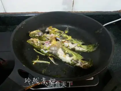 Make Yellowfish tofu soup step 2