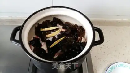 Make A chicken soup with a yellow belly step 2