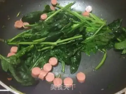 Make Spinach ham noodles step 1