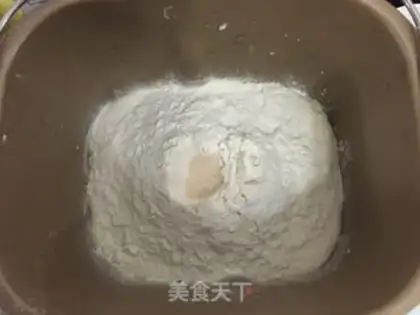 Make Bean three-colored toast step 1