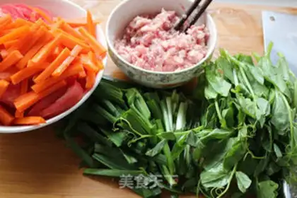 Make Tomato meat bait step 1