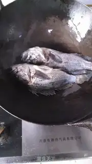 Make White and black fish soup step 1