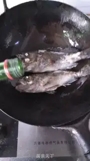 Make White and black fish soup step 2