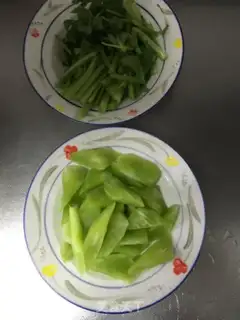 Make Spicy dry shrimp step 1