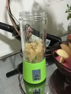Make Apple sieve honey juice step 1