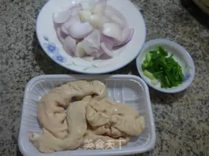 Make Onion fried pig intestines step 0