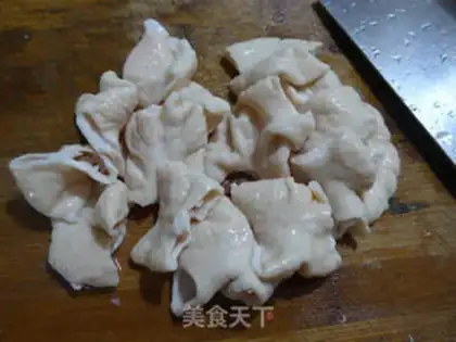 Make Onion fried pig intestines step 1