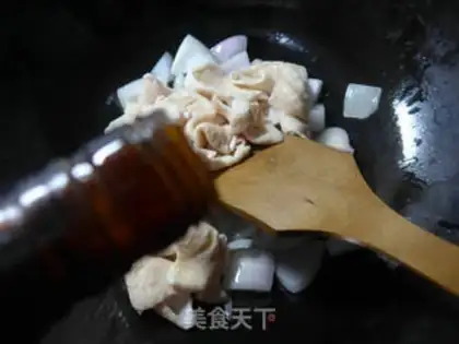 Make Onion fried pig intestines step 3