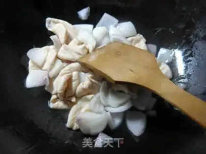 Make Onion fried pig intestines step 4