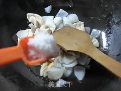 Make Onion fried pig intestines step 6