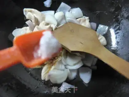 Make Onion fried pig intestines step 7