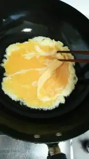 Make Tomato fried eggs step 1
