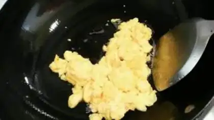 Make Tomato fried eggs step 2