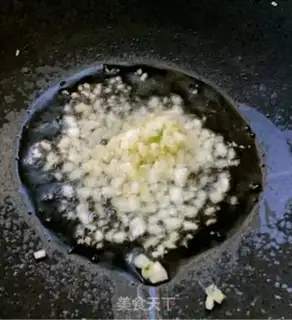 Make Garlic pepper sauce and fried cocoon step 4