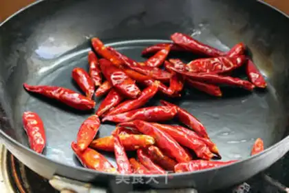 Make Homemade pepper oil step 1