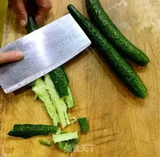 Make Old vinegar cucumber stings his head step 2