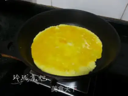 Make Scrambled eggs step 1